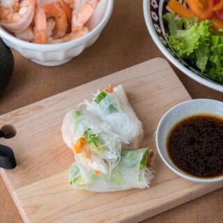 fresh spring rolls with dipping sauce