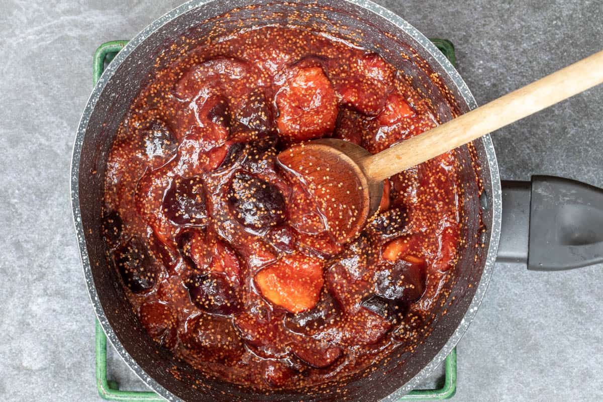 figs, sugar, honey, vinegar, and vanilla in saucepan after simmering, ready to blend into jam