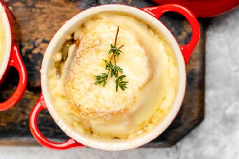 Classic French Onion Soup Gratinรฉe